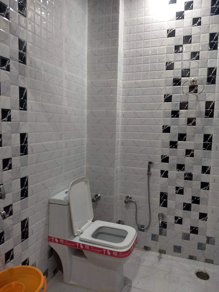 Clean Attached Bathroom At Hotel Mandakini - Yatra Service