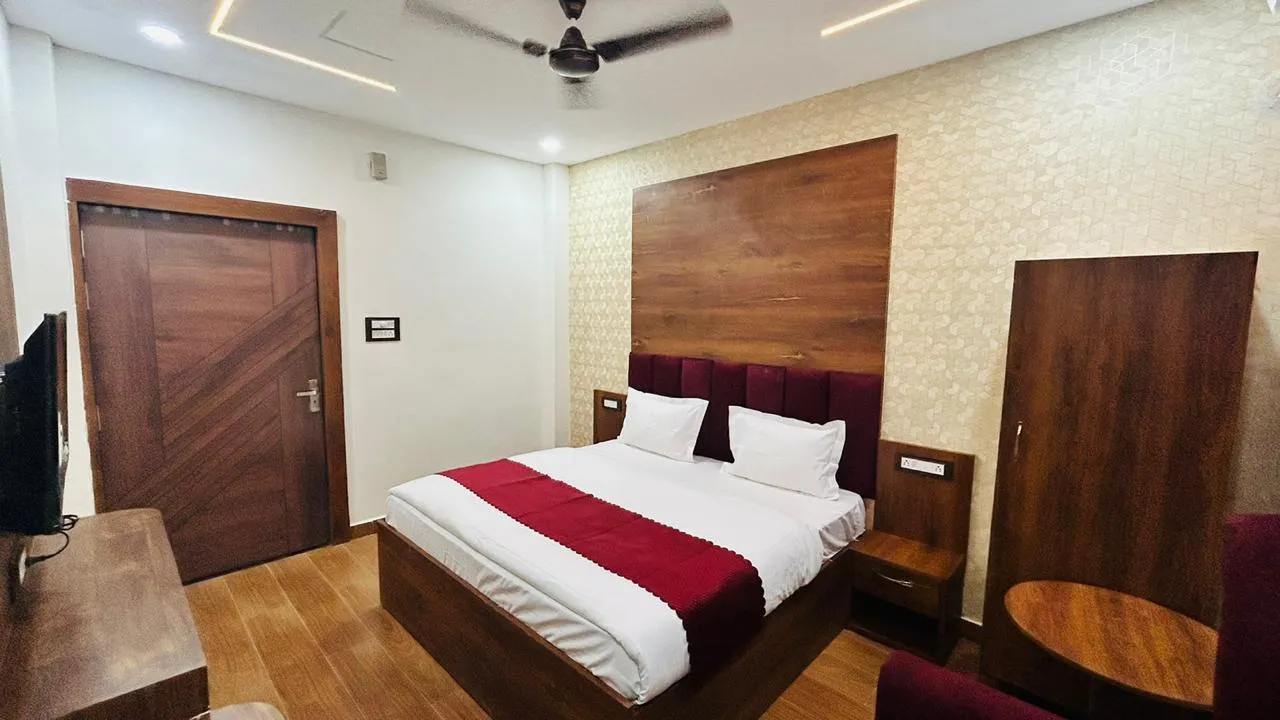 Comfortable Wooden Interior Room At Rao Resort - Yatra Service