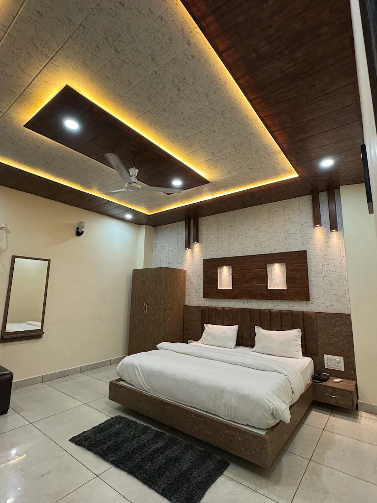 Family Room With Modern Lighting At Hotel Raghuveer - Yatra Service