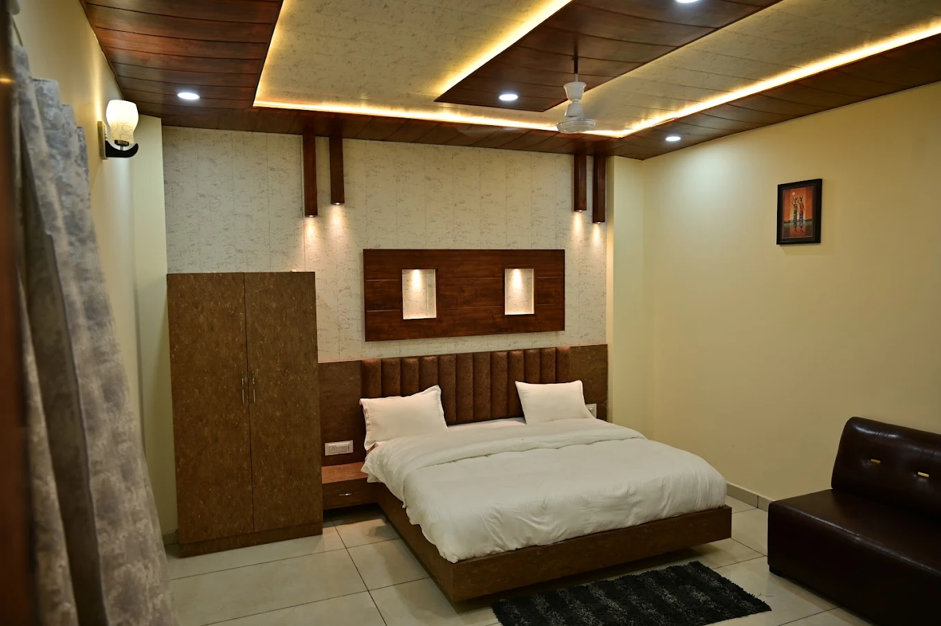Spacious Hotel Room Near Ram Ghat Chitrakoot - Yatra Service